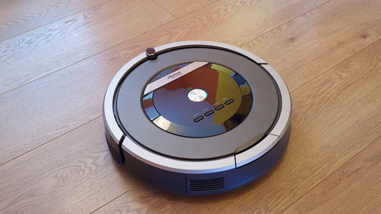 https://upload.wikimedia.org/wikipedia/commons/1/1a/IRobot_Roomba_870_%2815860914940%29.jpg