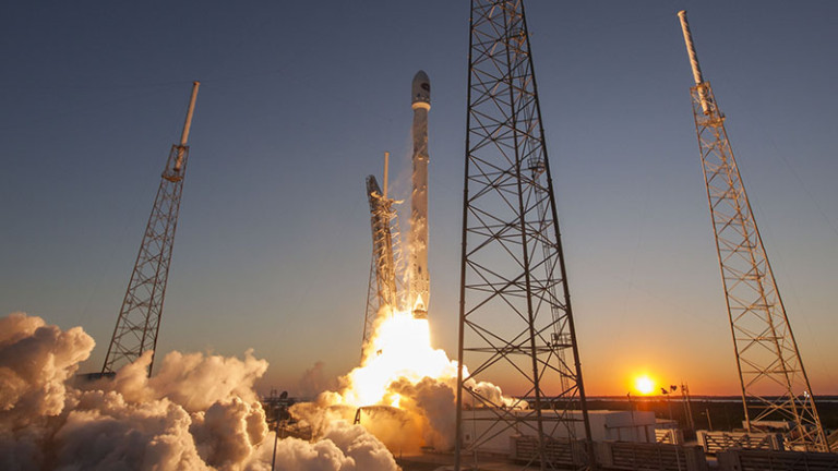https://upload.wikimedia.org/wikipedia/commons/7/7e/Launch_of_Falcon_9_carrying_DSCOVR_%2816512864369%29.jpg