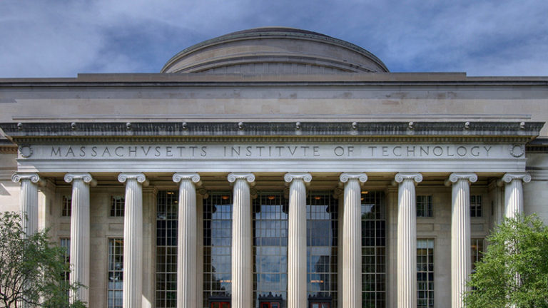 https://upload.wikimedia.org/wikipedia/commons/1/17/MIT_Building_10.jpg