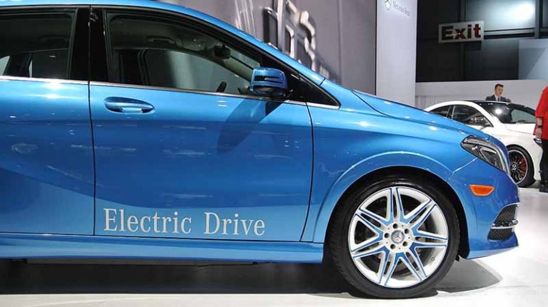 https://upload.wikimedia.org/wikipedia/commons/8/8f/Mercedes_B-Klasse_B-class_Electric_EV_%40_New_York_Autoshow_%288598791772%29.jpg