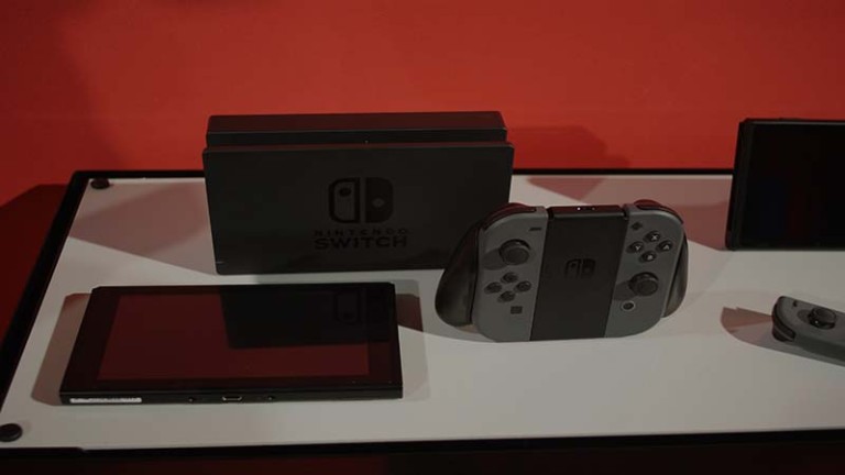 https://upload.wikimedia.org/wikipedia/commons/5/5a/NINTENDO_SWITCH_controller_cradle.jpg