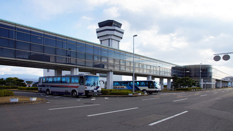 https://upload.wikimedia.org/wikipedia/commons/3/38/Nagasaki_Airport_Omura_Nagasaki_pref_Japan06n.jpg