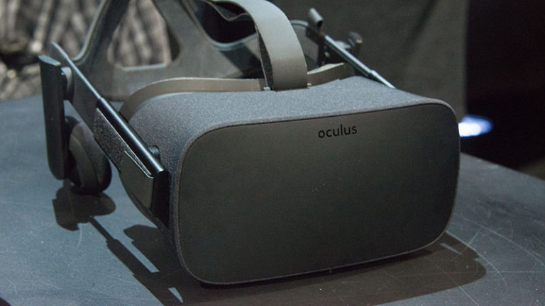 https://upload.wikimedia.org/wikipedia/commons/1/17/Oculus_Rift_consumer_version_%28front_view%29_at_Step_into_the_Rift_%2818534911570%29.jpg