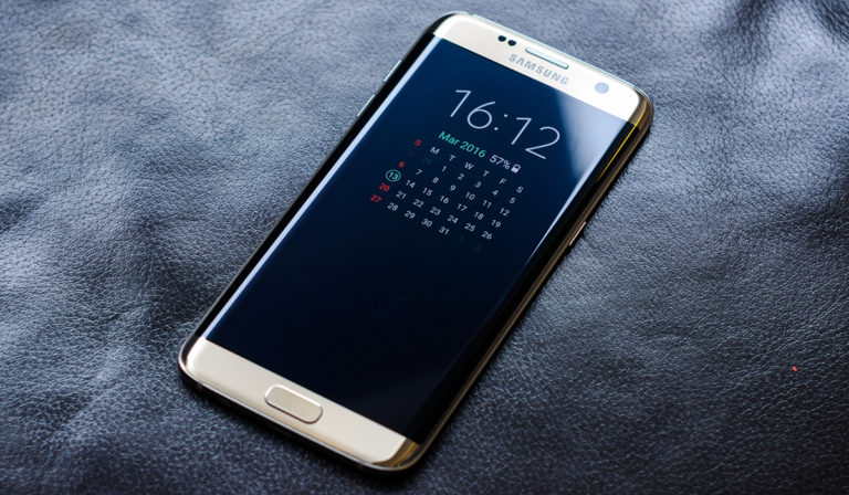 https://upload.wikimedia.org/wikipedia/commons/1/10/Samsung_Galaxy_S7_edge_%2825690678361%29.jpg