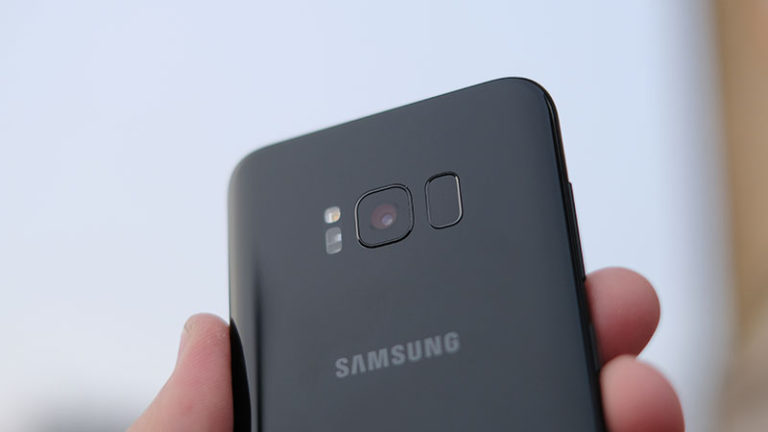https://upload.wikimedia.org/wikipedia/commons/4/45/Samsung_Galaxy_S8.jpg