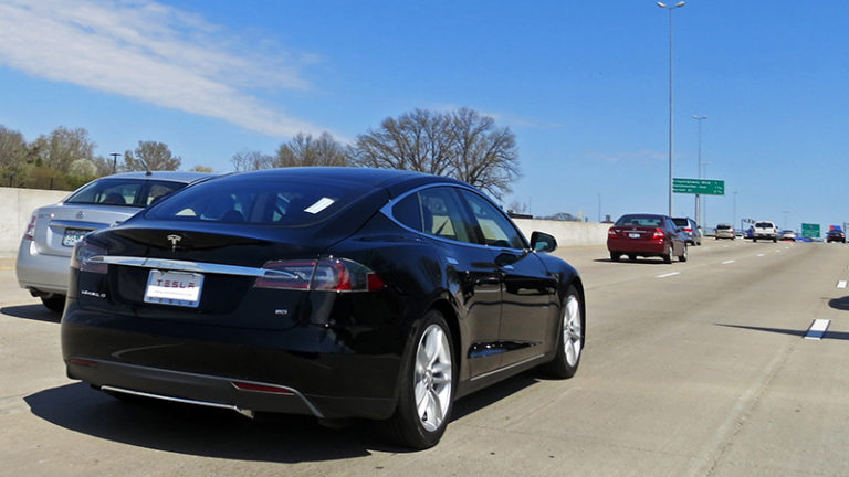 https://upload.wikimedia.org/wikipedia/commons/5/51/Tesla_Model_S_Hwy_40.jpg