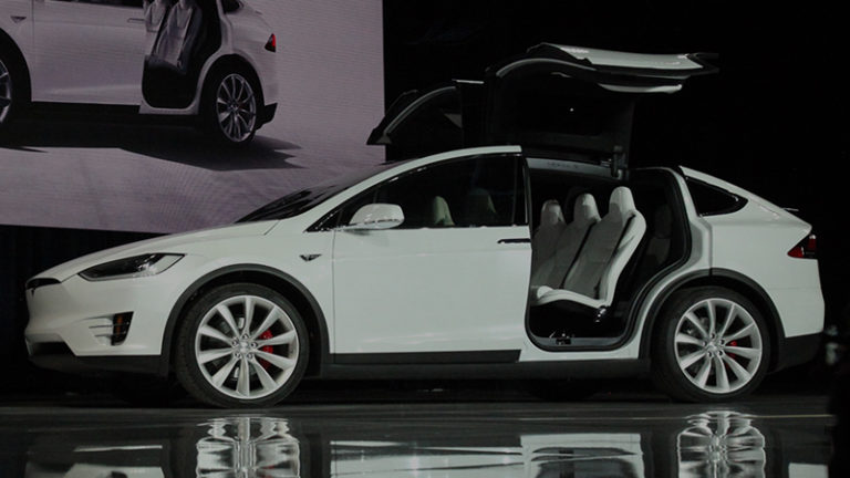 https://upload.wikimedia.org/wikipedia/commons/a/ab/Tesla_Model_X_vin0002_trimmed.jpg