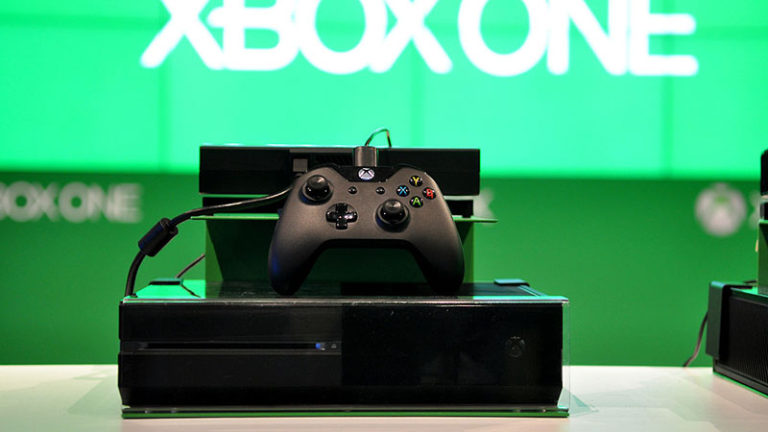 https://upload.wikimedia.org/wikipedia/commons/thumb/c/c0/XBOX_ONE_%40_Gamescom_%289570179867%29.jpg/1280px-XBOX_ONE_%40_Gamescom_%289570179867%29.jpg