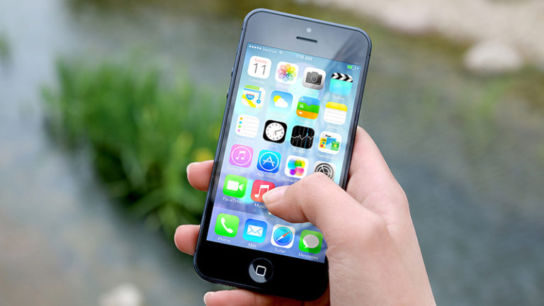 https://static.pexels.com/photos/3510/hand-apple-iphone-smartphone.jpg