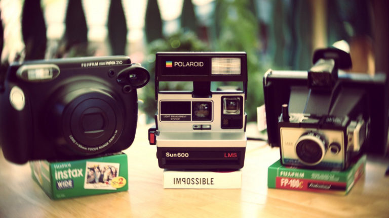 https://c.pxhere.com/photos/4e/e9/polaroid_bokeh_instantcamera_wideopen_cameracollection_polaroidsun600lms_fujifilmfp100c_instaxwide-281676.jpg!d